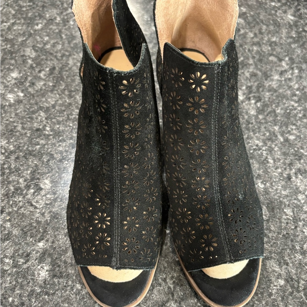 Crown & Ivy Womens Black Heels